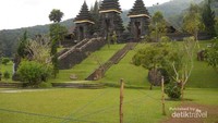 pemandangan pura jagatkarta yang indah