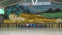 Patung Buddha tidur di vihara Bufdha Dharma