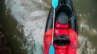 Menyusuri sungai naik kayak