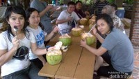 Minum air kelapa sehabis arung jeram untuk memulihkan stamina