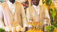 Dua Orang Petugas Dan Gerobak Qahwa Arabi yang lengkap dengan kurma muda sebagai pelengkap rasa manis dari kopi (Qahwa Arabi)