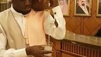 Petugas yang sedang menuangkan langsung air zam-zam dari kendi