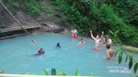 Wisatawan yang tengah berendam di Kedung Pedut