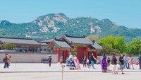 Salah satu gerbang Gyeongbuk Palace berlatar perbukitan.