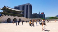 Gyeongbuk Palace di tengah pesatnya kemajuan dan modernisasi Kota Seoul.