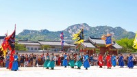 Prosesi pengawal istana di Gyeongbuk Palace