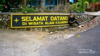 Berpose di depan tulisan selamat datang