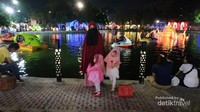 Menikmati pemandangan lampu dan perahu-perahu di kolam