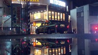 Jalan masuk di kawasan pertokoan