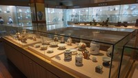 koleksi keramik bermotif ikan yang ada di Museum