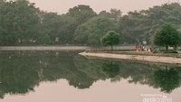 Pemandangan kolam Victoria Memorial Hall yang cukup luas