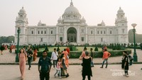 Victoria Memorial Hall yang memiliki kubah dengan dekorasi eksternal layaknya Taj Mahal
