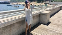 Berpose di area garis pantai dengan background Blake Pier