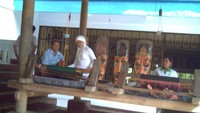Berfoto dengan para pengrajin songket