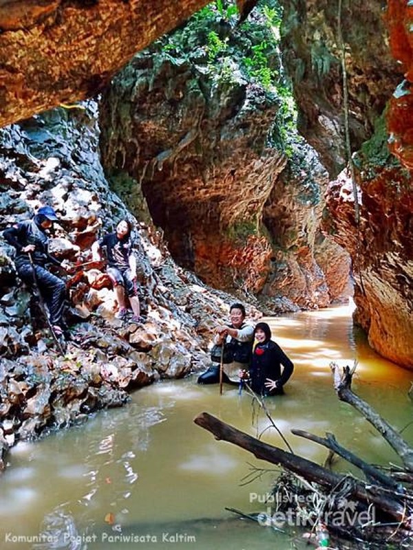 berendam di air sungai yang sejuk dan menyegarkan sambil menikmati pahatan alam di tebing sungai pampang. berendam di air sungai yang sejuk dan menyegarkan sambil menikmati pahatan alam di tebing sungai pampang.
