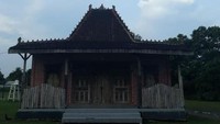 Ada gedung dengan gaya bangunan rumah Joglo