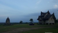 Rumah Gadang dan replika Candi dengan latar belakang pemandangan yang indah