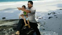 Pasir putih dan air sebening kristal