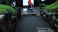 Gapura besar sebagai gerbang utama