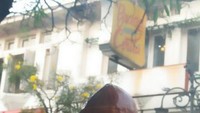 Menikmati Eskrim di Pinggir Jalan Braga yang Terkenal