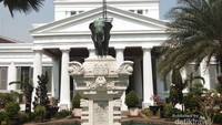 Patung Gajah hadiah dari Raja Thailand, memberikan nama lain untuk museum ini yaitu Museum Gajah