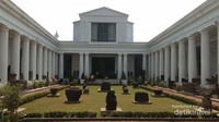 Taman Arca di Gedung Gajah terdapat koleksi arca dan patung masa Hindu-Budha