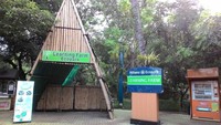 pintu masuk utama learning farm ecopark, gerbang tersebut dibuat dari bambu. Bambu merupakan ciri dari kearifan lokal pertanian dan peternakan Indonesia