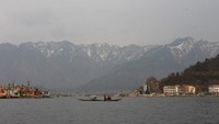 Danau Dal, cobalah berkeliling dengan Sikara untuk interaksi langsung penduduk lokal Srinagar.