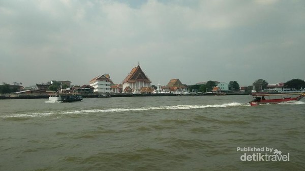 Salah satu moda transportasi utama di Bangkok selain beragam transportasi darat adalah Boat. Untuk menyeberangi Chao Phraya River, harga tiket mulai dari THB 4. Salah satu moda transportasi utama di Bangkok selain beragam transportasi darat adalah Boat. Untuk menyeberangi Chao Phraya River, harga tiket mulai dari THB 4.