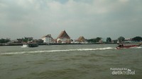 Salah satu moda transportasi utama di Bangkok selain beragam transportasi darat adalah Boat. Untuk menyeberangi Chao Phraya River, harga tiket mulai dari THB 4.