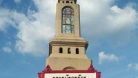 Menara Jam Chatuchak Weekend Market. Menara ini menjadi ikon sekaligus titik tengah dari pasar terbesar di Thailand ini.