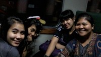 Naik kereta bersama teman-teman