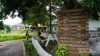 Papan petunjuk pembagian area wisata