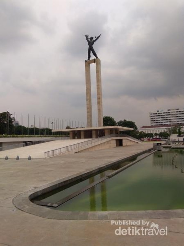 Lapangan Banteng adalah kawasan terbuka yang asri dengan pepohonan dilengkapi amphitheatre untuk atraksi budaya. Lapangan Banteng adalah kawasan terbuka yang asri dengan pepohonan dilengkapi amphitheatre untuk atraksi budaya.