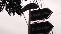 Kampung Tugu dengan atraksi wisata festival mandi-mandi untuk merayakan tahun baru masehi. Kampung ini terkenal karena masih ada penduduk asli keturunan Portugis.