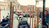 Berselfie dengan latar belakang gondola dan Basilica Di Santa Maria della Salute