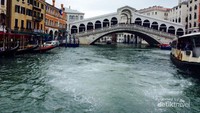 Jembatan Rialto merupakan jembatan yang paling banyak dikunjungi di Venesia