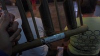 Angklung yang dibagikan kepada pengunjung