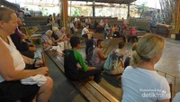 Pengunjung pertunjukan angklung