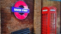 Spot foto Area Baker Street yang menyajikan nuansa bawah tanah Kota London.