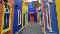 Spot Foto Area Arab Street yang warna warni dan bernuansa mediterania.