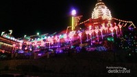 Kuil Ke Lok Si saat malam hari penuh dengan lampion