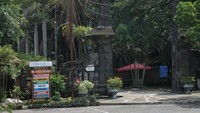 Gerbang masuk (sumber: panoramio.com)