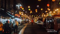 Jalan Cibadak yang dihiasi lampion gantung warna-warni