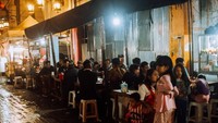 Restoran favorit di Cibadak dengan meja dan kursi di jalan raya
