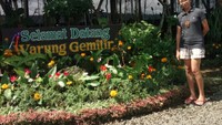 Taman bunga di halaman depan siap menyambut pengunjung.