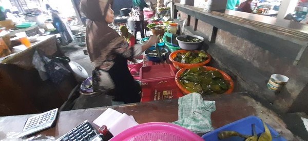 Pepes di masak di dapur yang masih tradisional