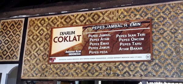 Salah satu warung pepes di Karawang yang cukup terkenal adalah Pepes Jambal H Emin
