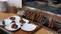 bakso bakar yang akan disajikan kepada pelanggan