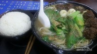 Nasi dan mie bakso juga tersedia di sini